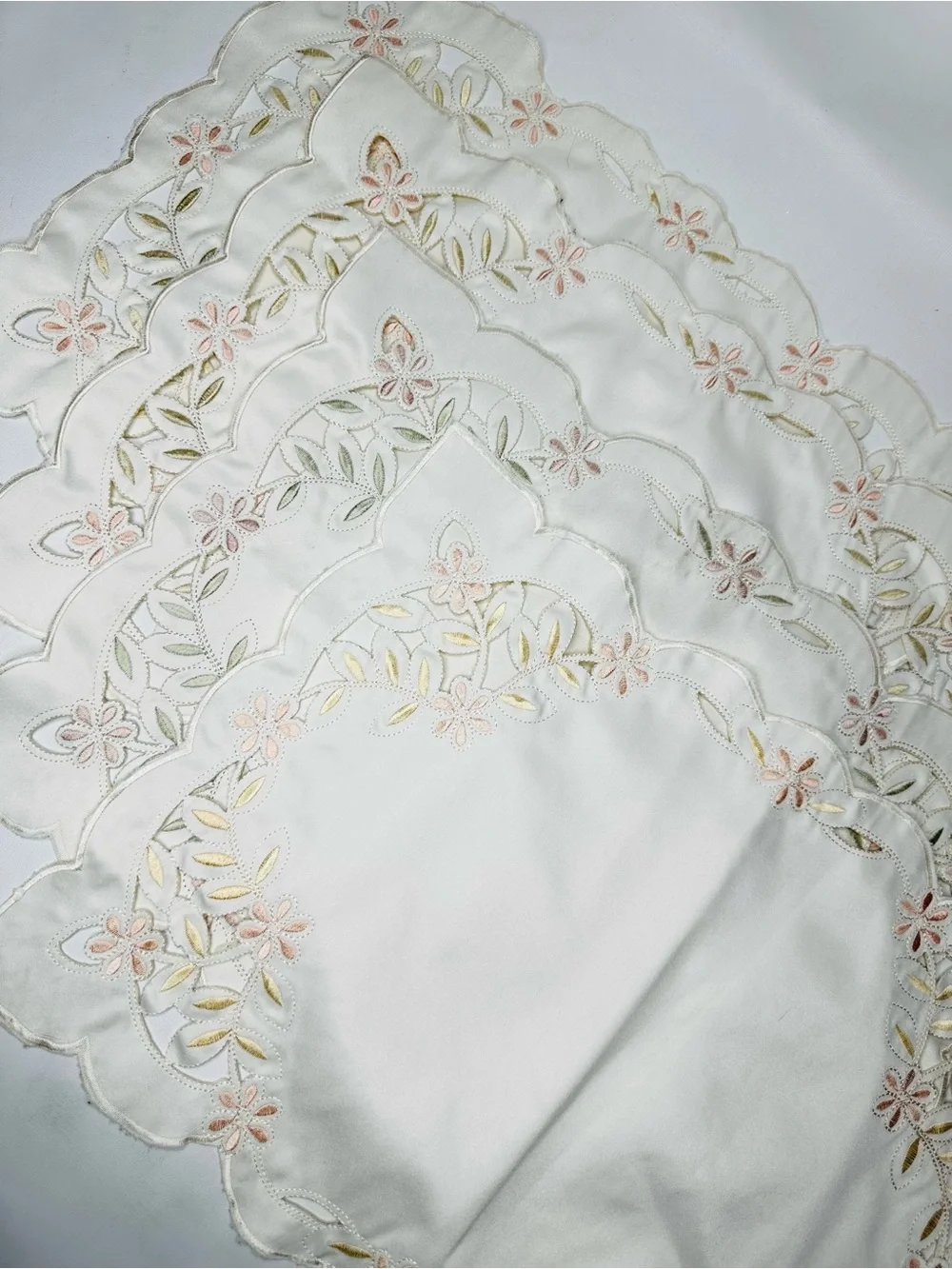 Vintage Set of 4 Embroidered Cutwork Floral Placemats Scalloped Cottagecore